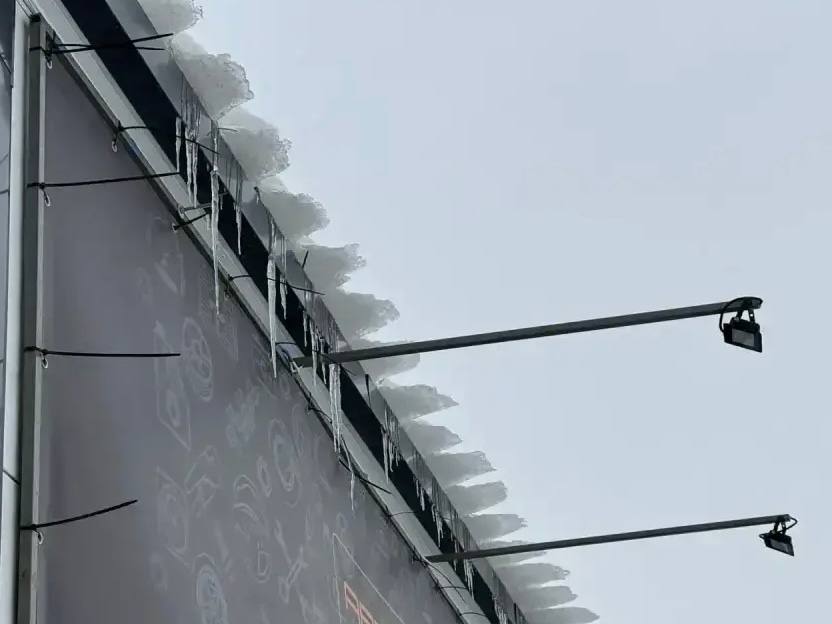 Ледяная глыба покалечила рабочего на окраине Саратова